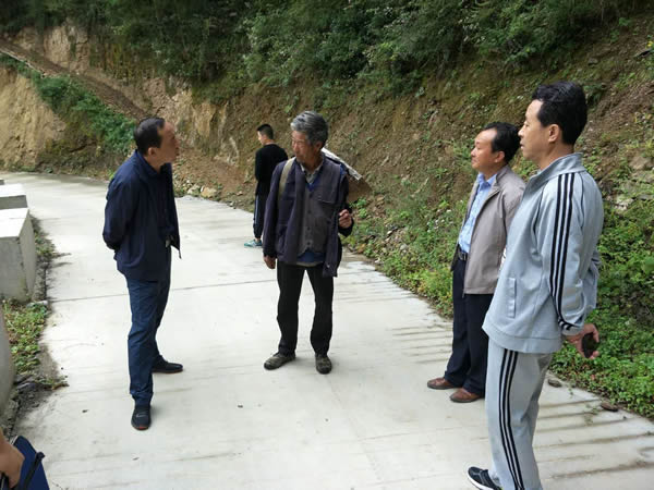 隴運(yùn)集團(tuán)公司黨委書記、董事長(zhǎng)李寅祥同志深入琵琶鎮(zhèn)寧強(qiáng)村開(kāi)展幫扶工作